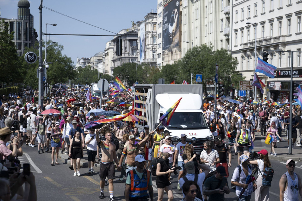 Budapest Pride: Χιλιάδες στην πρώτη πορεία της ΛΟΑΤΚΙ+ κοινότητας μετά την απομάκρυνση του Όρμπαν (video)