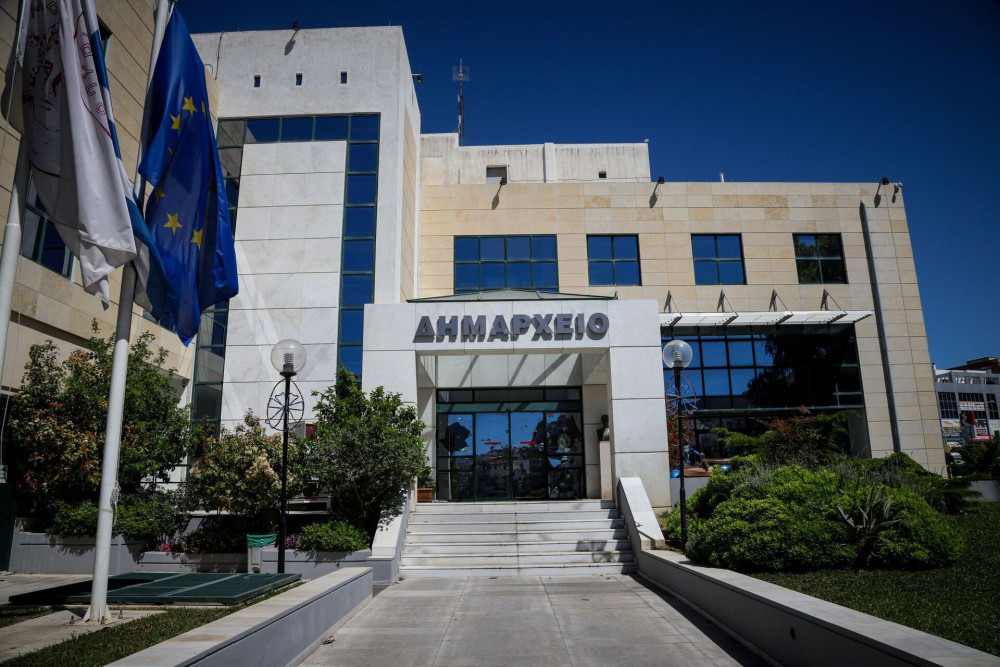 Χαμός στην Ηλιούπολη, με σκηνές έντασης και ξύλο στο Δημοτικό Συμβούλιο (video)