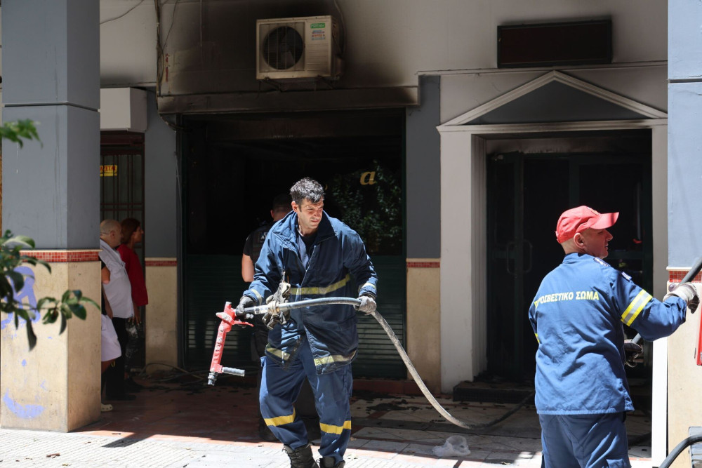 Φωτιά σε ξενοδοχείο στην Ομόνοια - Εξερράγη ηλεκτρικό πατίνι (video)