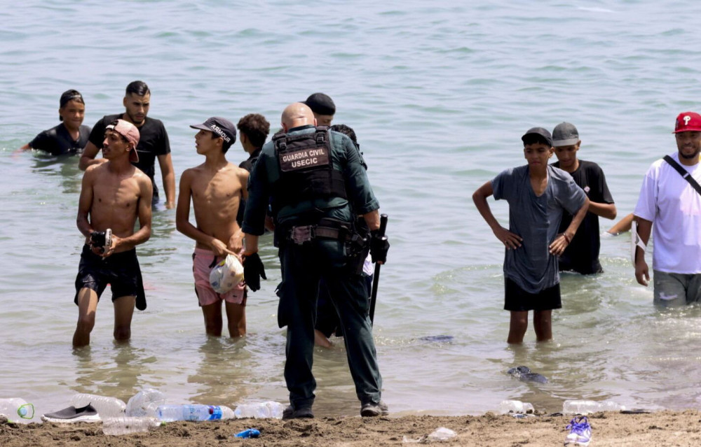 Η Ιταλία αναστέλλει τη Σένγκεν με την Ισπανία λόγω της μεταναστευτικής κρίσης στη Θέουτα