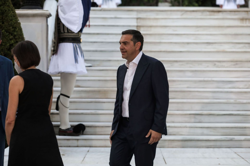 Ο Τσίπρας, η δεξίωση στο Προεδρικό και το… κιόσκι