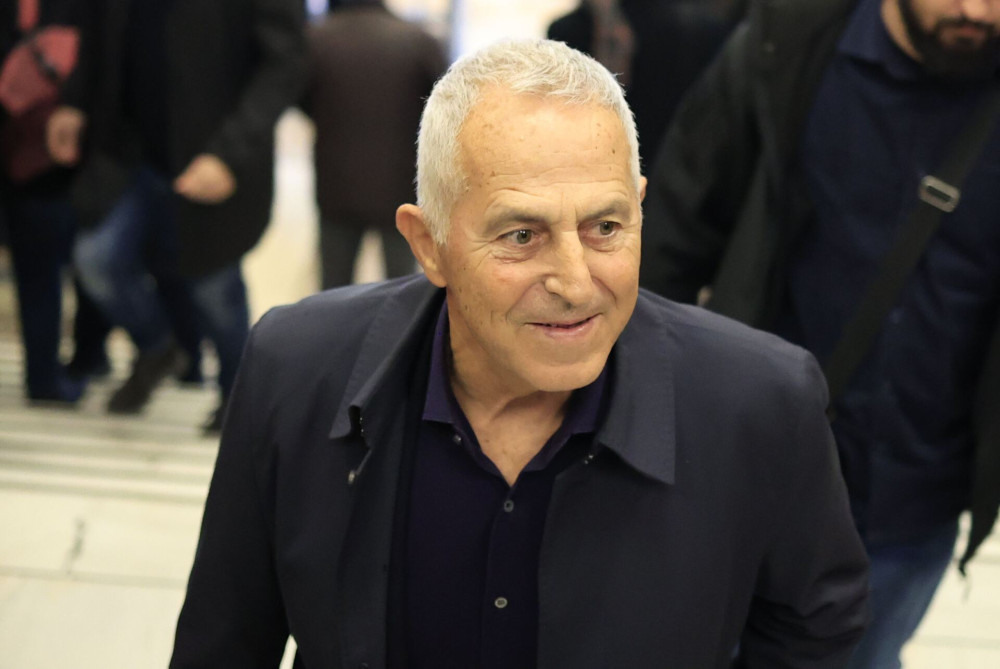 Στο ΠΑΣΟΚ τον έχουν σίγουρο, αλλά ο ναύαρχος Ευάγγελος Αποστολάκης το ξανασκέφτεται