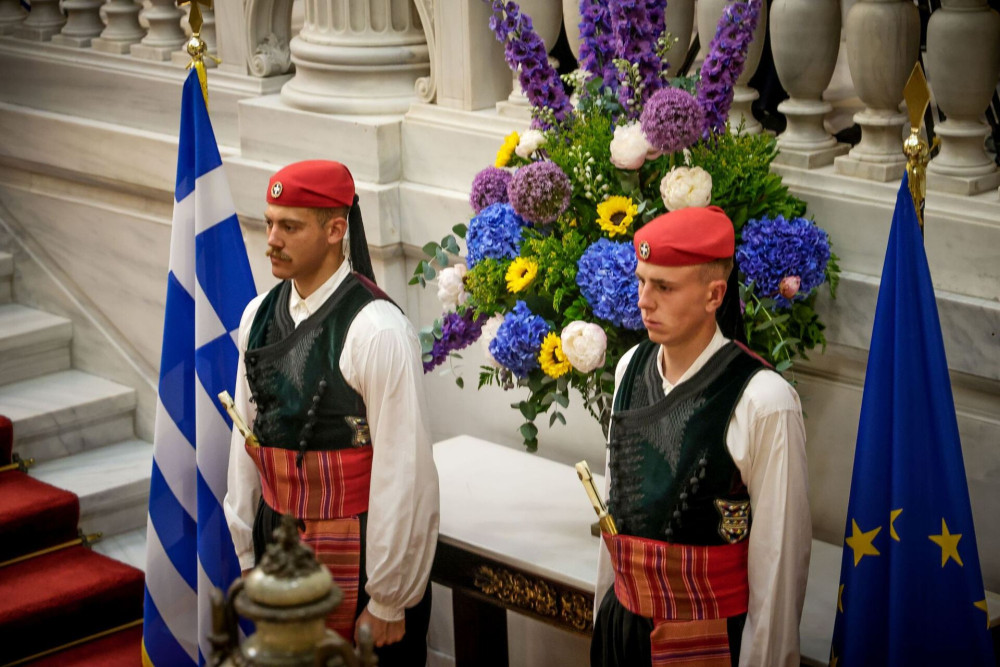 Θεσμικά απόντες...