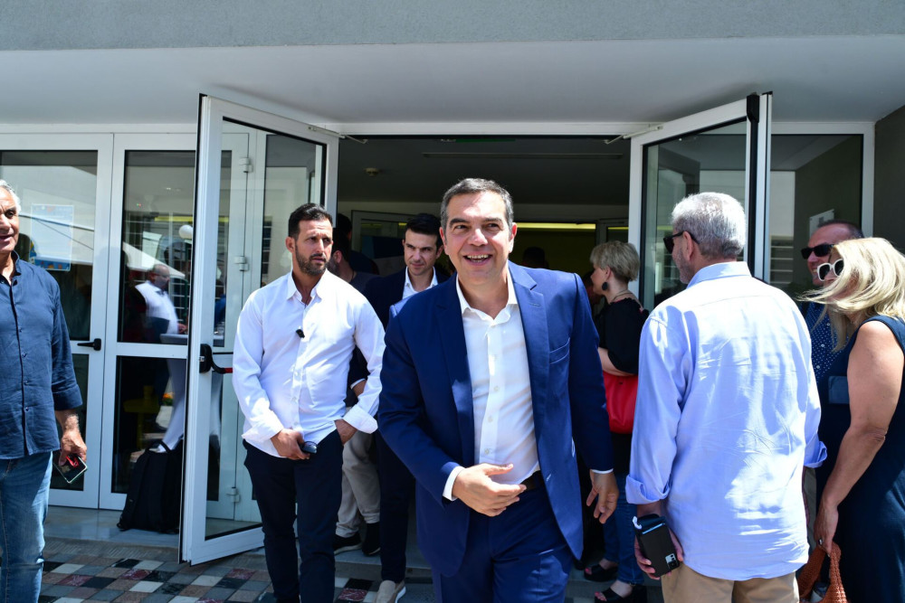 Τσίπρας πουλάει πάλι «κοινωνικά συμβόλαια», «νέα μεταπολίτευση» και «συμμετοχική δημοκρατία»