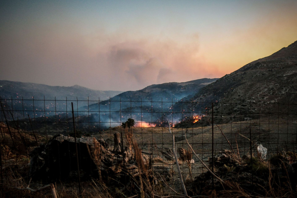 Μάχη με τις φλόγες σε Κρήτη και Λέσβο - Ισχυροί άνεμοι στο Ρέθυμνο καθηλώνουν τα εναέρια