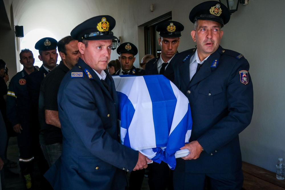 Ρέθυμνο: Σπαραγμός και οδύνη στην κηδεία του 25χρονου πυροσβέστη που σκοτώθηκε (photos)