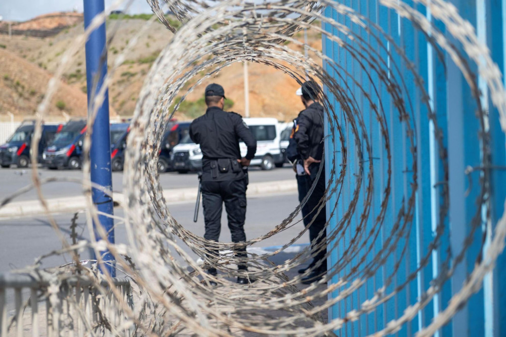 Μείζων μεταναστευτική κρίση στην Ισπανία - δέκα νεκροί στη Θέουτα, στέλνει στρατό ο Σάντσεθ