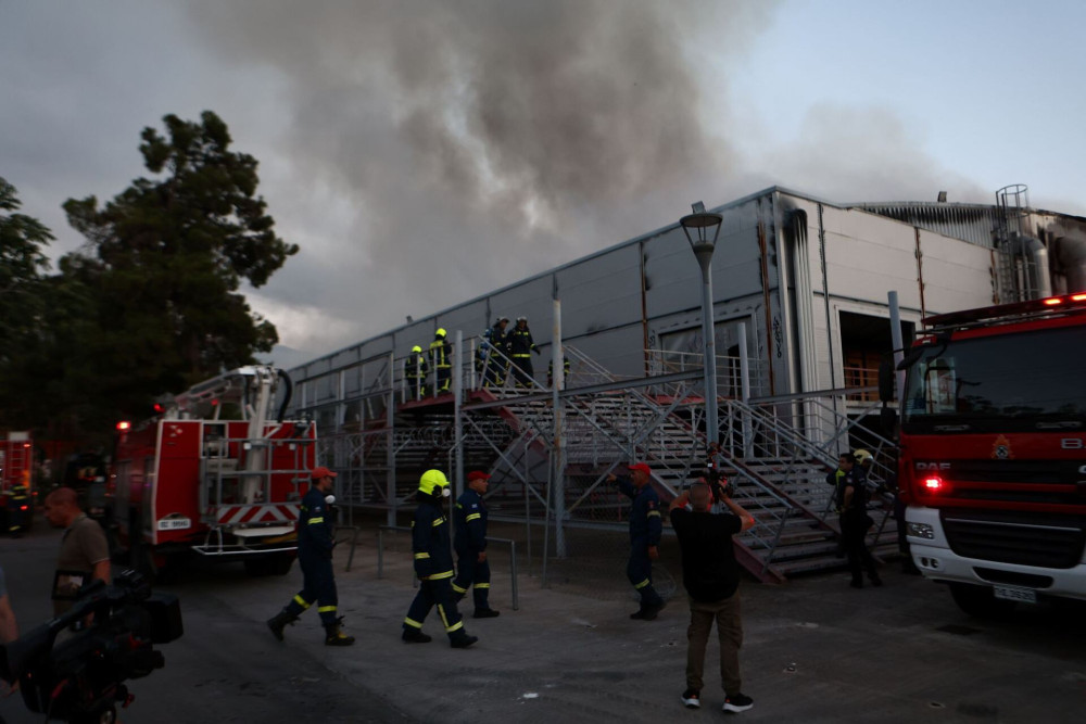 Αθήνα: Φωτιά στο μητροπολιτικό πάρκο Γουδή - Καίγεται το θέατρο του Μπάντμιντον - Εστάλη 112 (video)