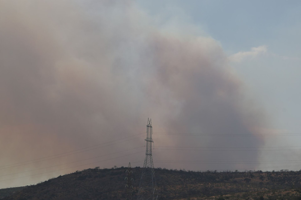 Ανεξέλεγκτη η φωτιά στην Οινόη - Καίγεται παρθένο δάσος - Εκκενώθηκαν προληπτικά σπίτια (video)