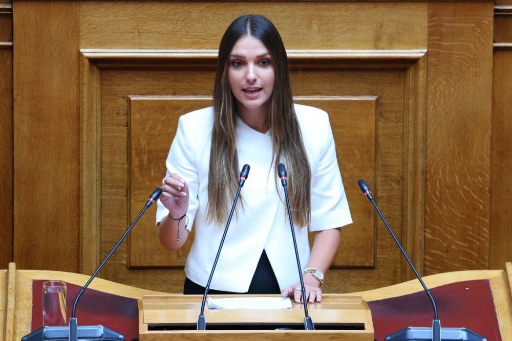 Τέλος από το κόμμα του Στέφανου Κασσελάκη και η Μυρτώ Κοροβέση που ορκίστηκε βουλευτής στη θέση του Γιώργου Καραμέρου