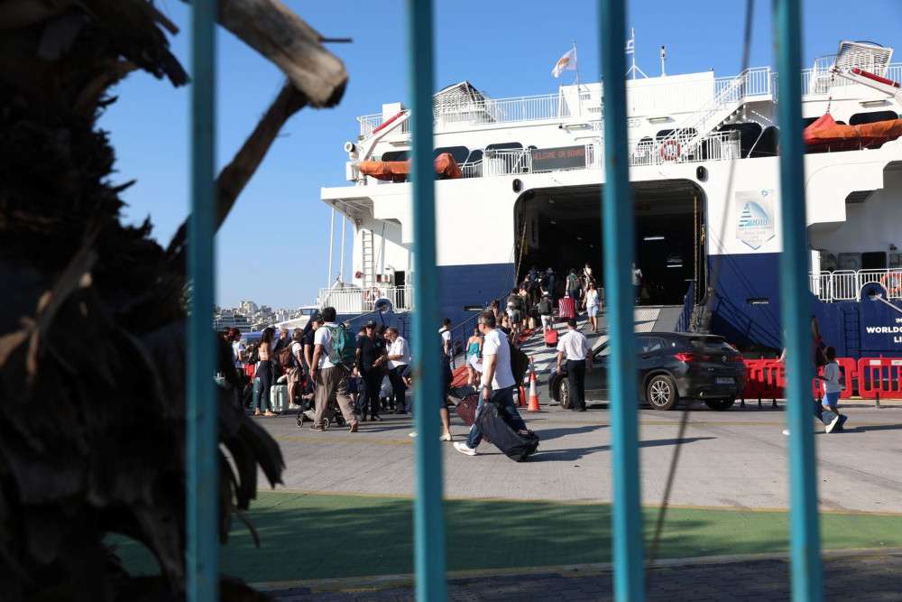 Απόβαση εκδρομέων στα λιμάνια - Γεμάτα αναχωρούν τα πλοία (video)