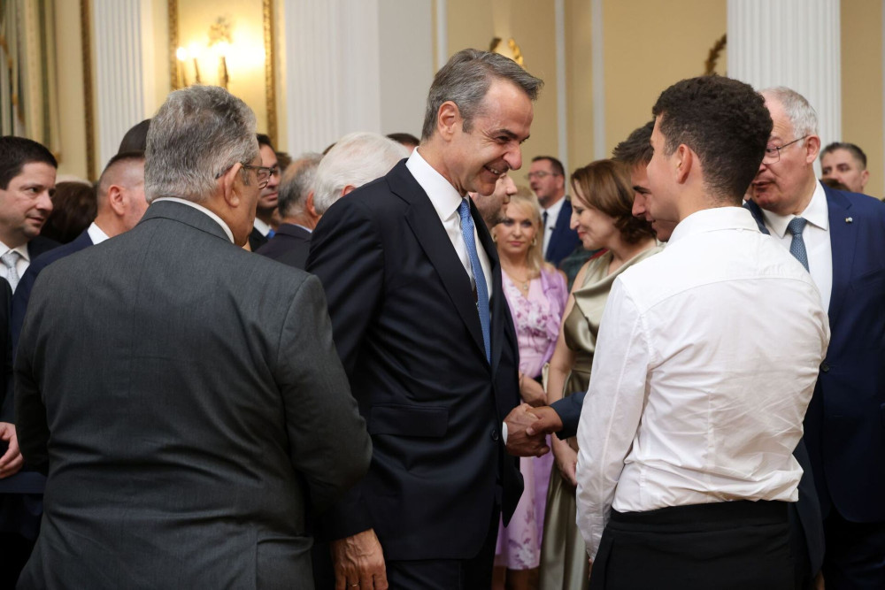 O Κυριάκος Μητσοτάκης και οι τέσσερις τιμητικά προσκεκλημένοι