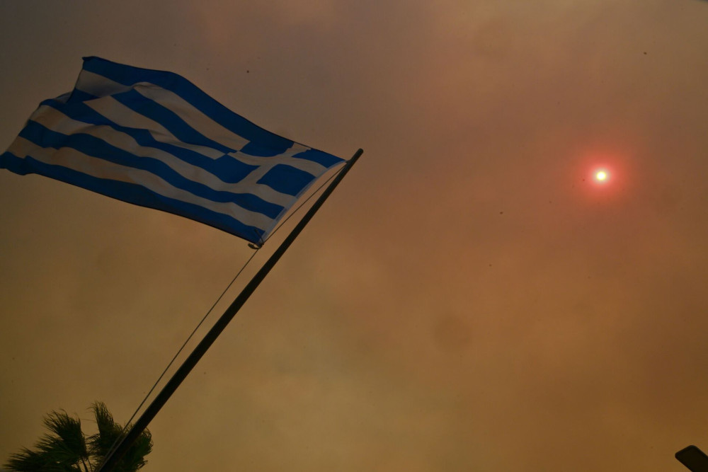 Ενισχύθηκαν οι πυροσβεστικές δυνάμεις στα πύρινα μέτωπα σε Βοιωτία και Αττική