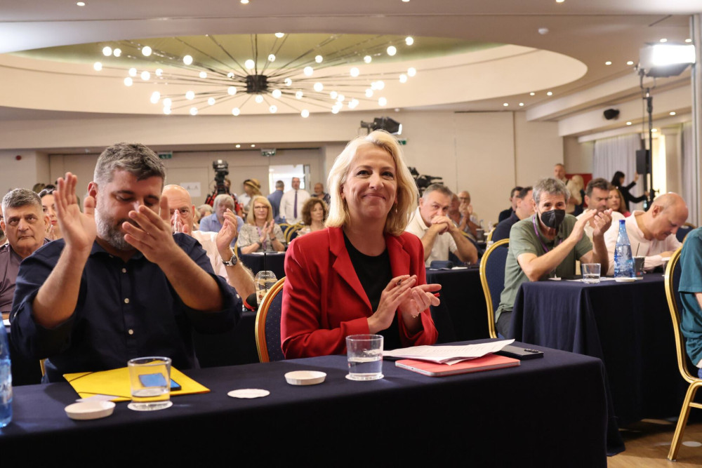 ΣΥΡΙΖΑ: στα άκρα η εσωκομματική μάχη - Δούρου: Το κόμμα είναι σε οριακό σημείο, καρφιά Παππά για Τσίπρα