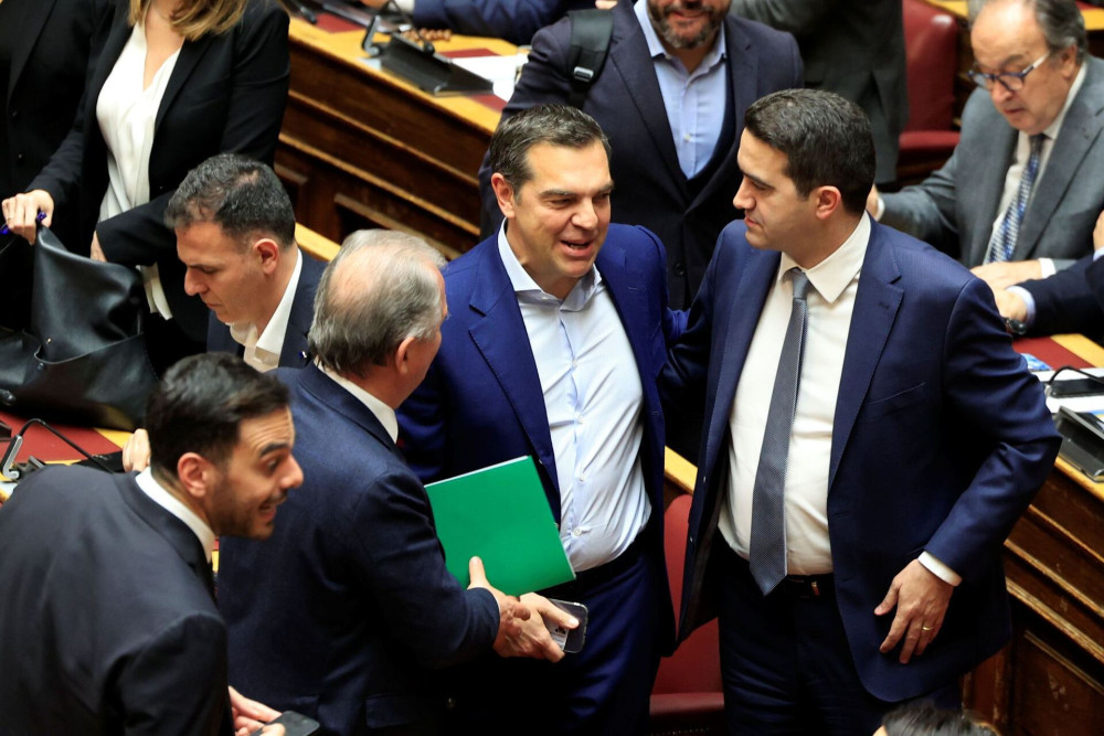 Το ΠΑΣΟΚ κλείνει το μάτι στον Τσίπρα: αναζητούν κοινές… θέσεις