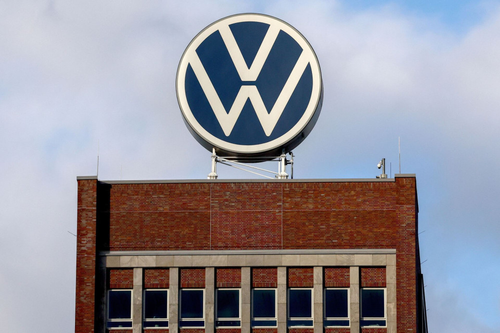 Volkswagen: Γιατί ο γερμανικός κολοσσός αλλάζει μοντέλο παραγωγής και κόστους (video)