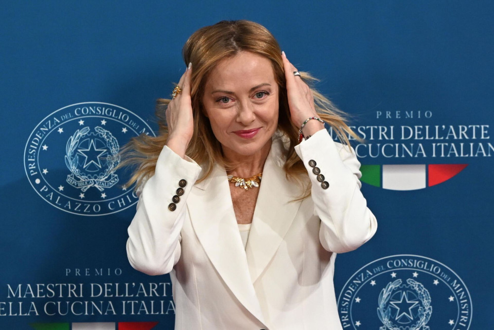 Politico: Γιατί η Μελόνι σκληραίνει τη στάση της στο Μεταναστευτικό και ανοίγει μέτωπο με την Ισπανία