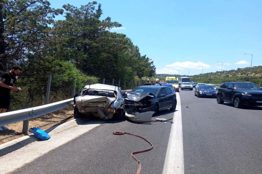 Αθηνών- Λαμίας:  καραμπόλα πέντε αυτοκινήτων στην Εθνική Οδό - Τρεις τραυματίες, ο ένας σοβαρά