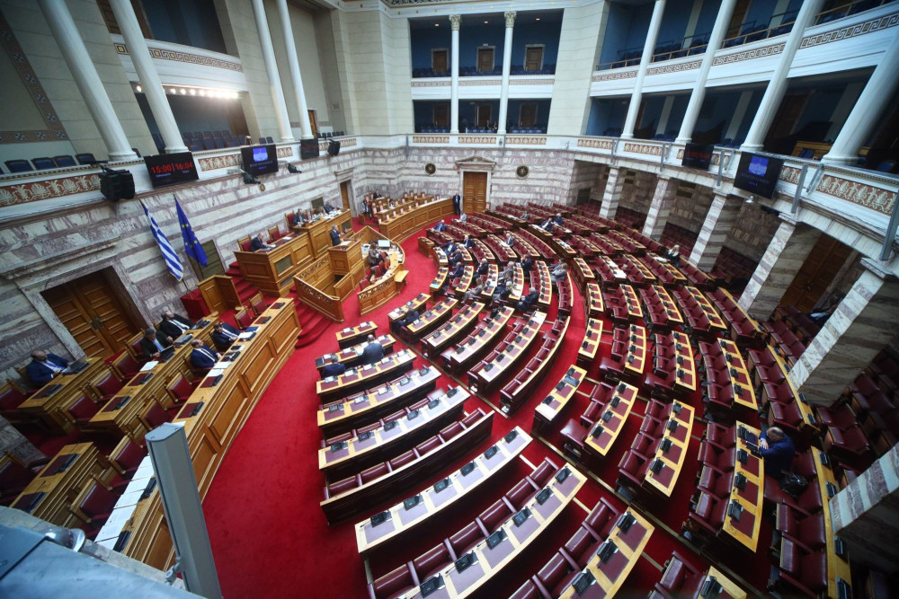 Η αντιπολίτευση τάζει λαγούς με πετραχήλια για τα καύσιμα, αλλά δεν λέει πού θα τα βρει