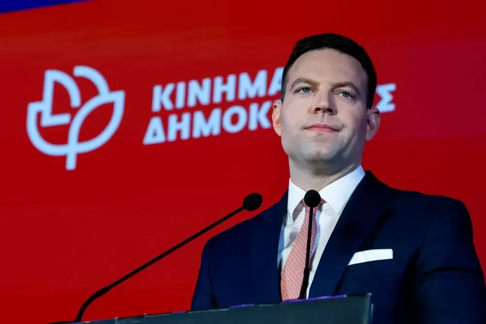 Ο Κασσελάκης επιμένει: κάνει συνέδριο και βάζει στο στόχαστρο τον Τσίπρα