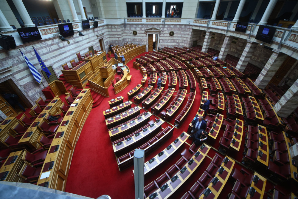 Βουλή: Ψηφίστηκαν η επιδότηση βενζίνης και η δομή στο Ηράκλειο