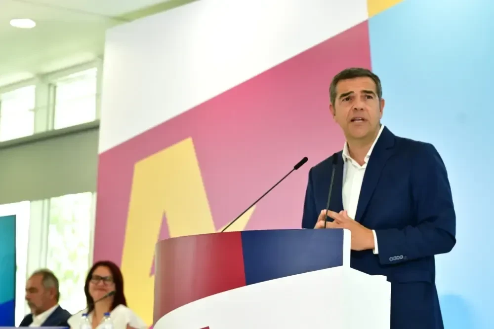 Ο Τσίπρας νιώθει πίεση και μαζεύει «ορφανά» του ΣΥΡΙΖΑ