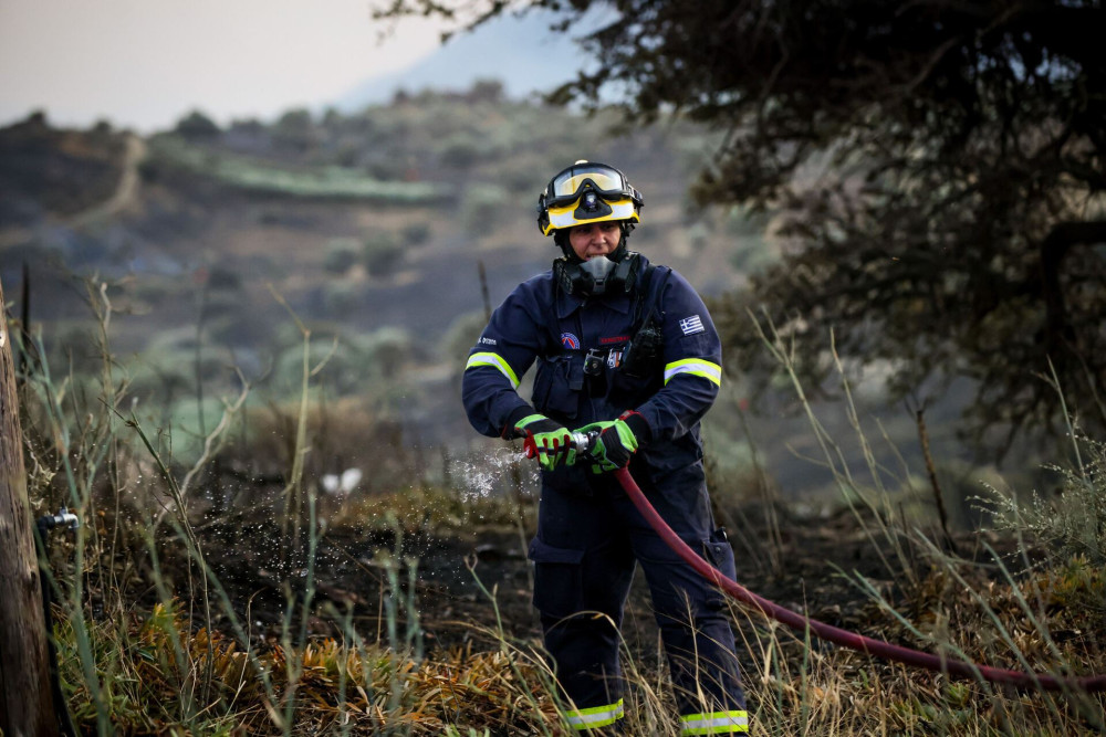 Φωτιά στην Μακύνεια Ναυπάκτου - 112 για εκκένωση (video)