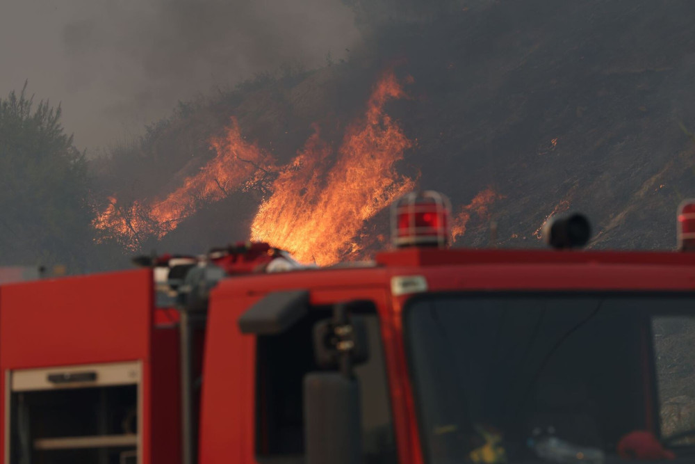 Τρεις συλλήψεις και πρόστιμα για πρόκληση πυρκαγιών σε Λαύριο και Τρίκαλα