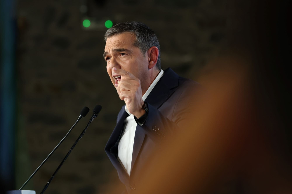 Νέο ρήγμα στο «rebranding»: Στη γραμμή του νεολαίου του ο Αλέξης Τσίπρας για τη Γαλλία