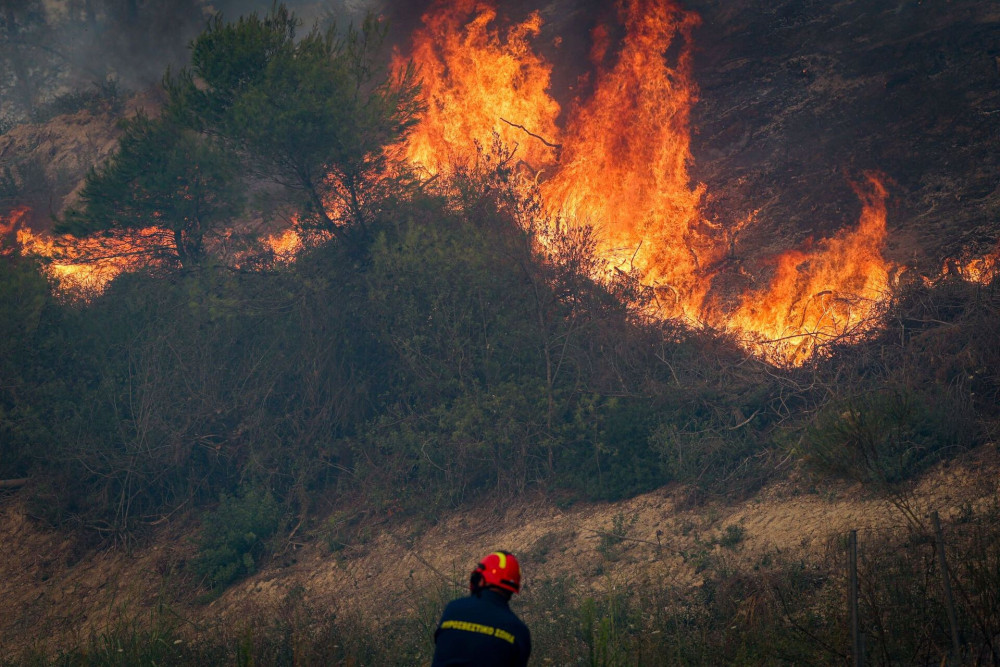 Δύο φωτιές σε δασικές εκτάσεις στον Βόλο - Επιχειρούν 5 εναέρια (video)