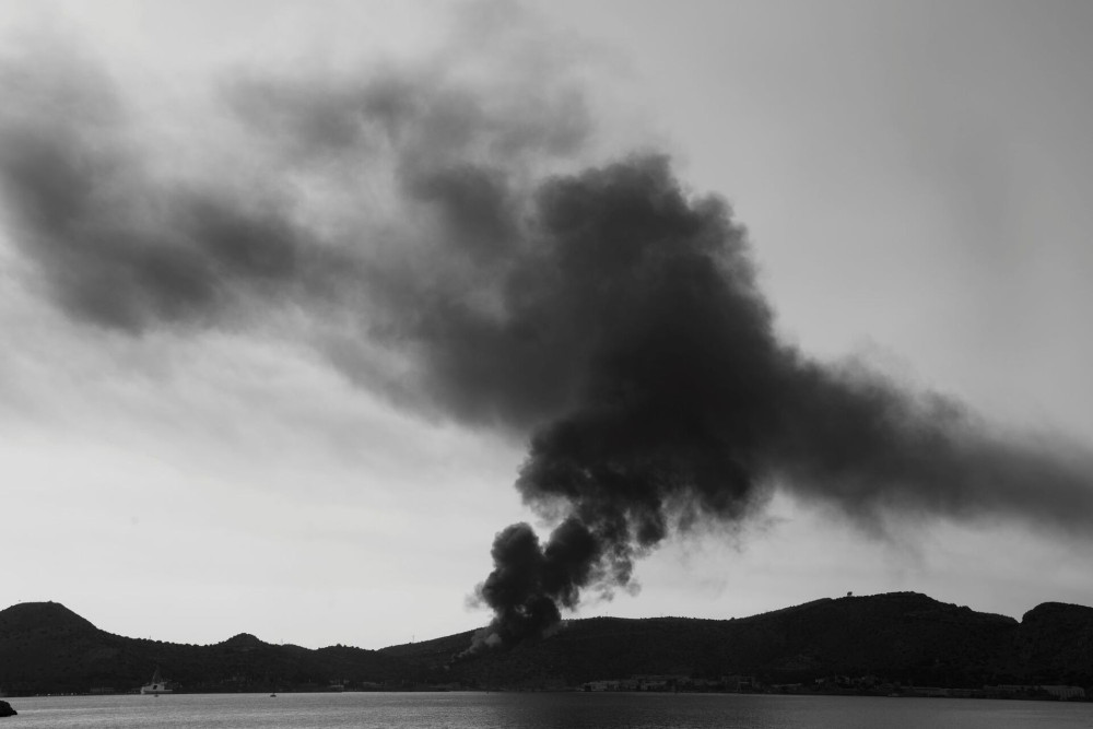 Σαλαμίνα: υπό έλεγχο η φωτιά, τι λέει η Πυροσβεστική για τις εκρήξεις