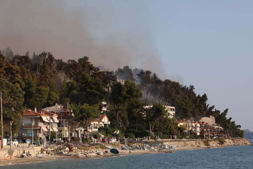 Πυρκαγιά στη Χαλκιδική: πού μπορούν να μείνουν οι πολίτες μετά τις εκκενώσεις