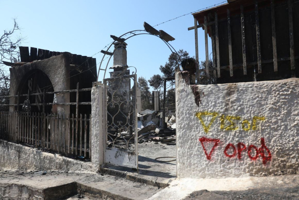Φωτιά στη Σαλαμίνα: 22 κτήρια με ζημιές στο Αιάντειο, πέντε χαρακτηρίστηκαν «κόκκινα»