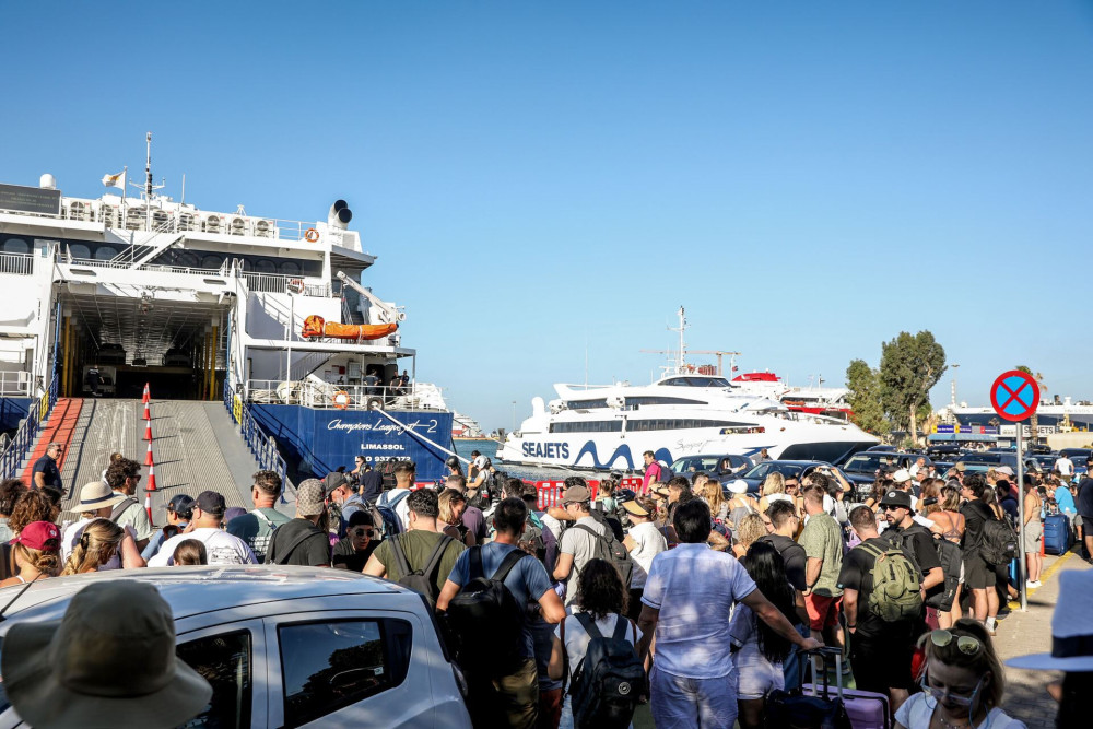 Πάνω από 129.000 επιβάτες αναχώρησαν από τα λιμάνια της Αττικής το τριήμερο (video)