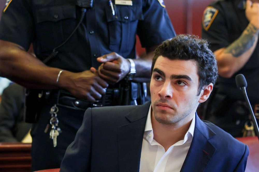 Αναβολή της δίκης του Μαντζιόνε στο πολιτειακό δικαστήριο της Νέας Υόρκης, για τη δολοφονία Τόμσον