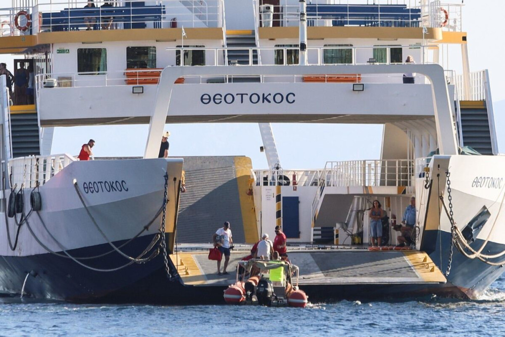 Πυρκαγιά στη Σαλαμίνα: Πάνω από 360 άτομα απεγκλωβίστηκαν από Σατερλί και Κολώνες (photo-video)