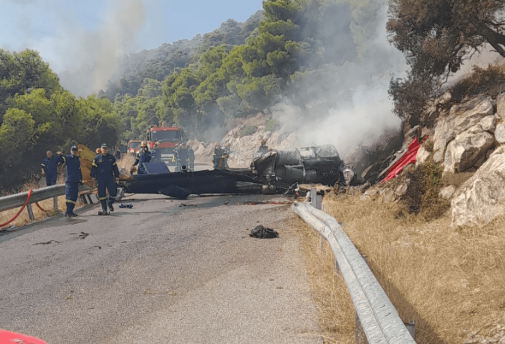 Σύγκρουση ελικοπτέρων στην Ψάθα: Χωρίς τις αισθήσεις του το ένα πλήρωμα - Διασώθηκαν δύο (video)