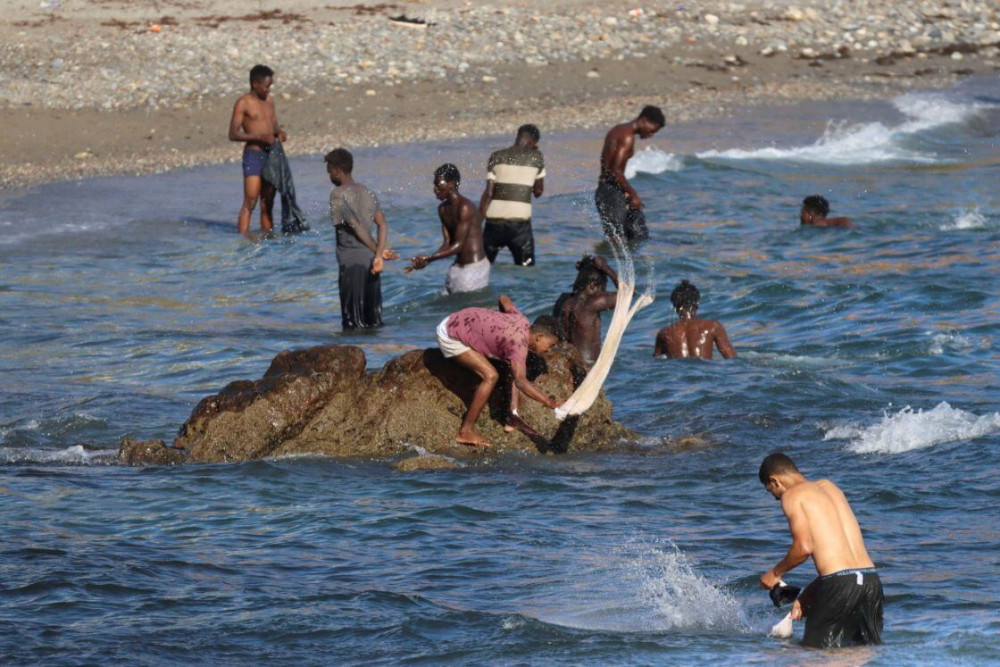 Απόβαση μεταναστών σε δημοφιλή παραλία της Ισπανίας, σοκ στους τουρίστες