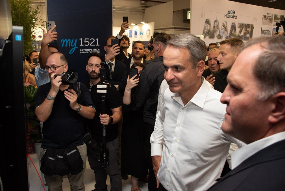 Κυριάκος Μητσοτάκης με… «Ευγενία» στη ΔΕΘ - Η απρόσμενη συνομιλία με το ψηφιακό avatar της ΑΑΔΕ