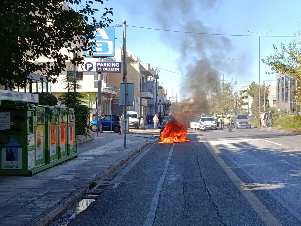 Μεσογείων: λαμπάδιασε όχημα στο ύψος της ΕΡΤ - Διακοπή κυκλοφορίας (photo)