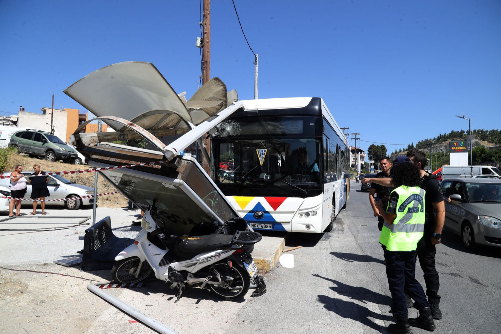 Θεσσαλονίκη: λεωφορείο έπεσε σε στάση στη Νεάπολη - Τέσσερις τραυματίες (photos και video)