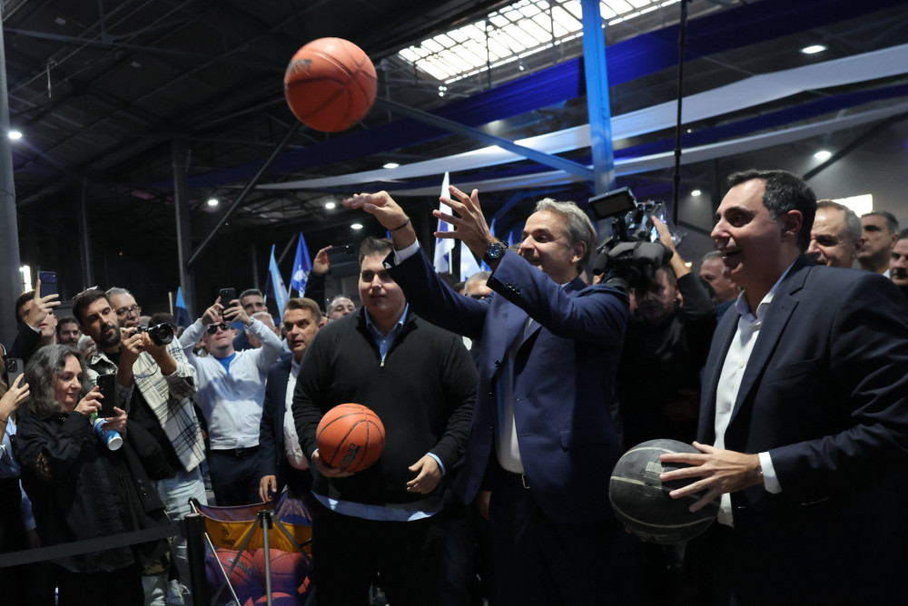Κυριάκος Μητσοτάκης: το «προφητικό» καλάθι στα γενέθλια της Νέας Δημοκρατίας