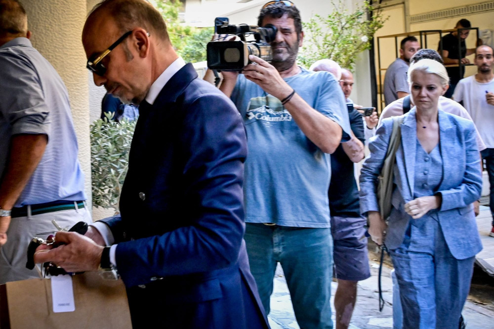 Θάνατος Γ. Μαζωνάκη: δηλώνει αθώος και «δείχνει» τη σύζυγο