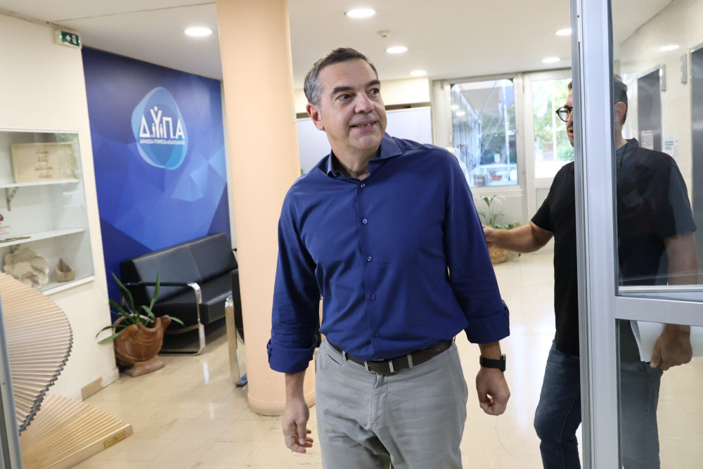 «Ή εμείς ή κανείς», αλλά ο κανείς… προηγείται σταθερά
