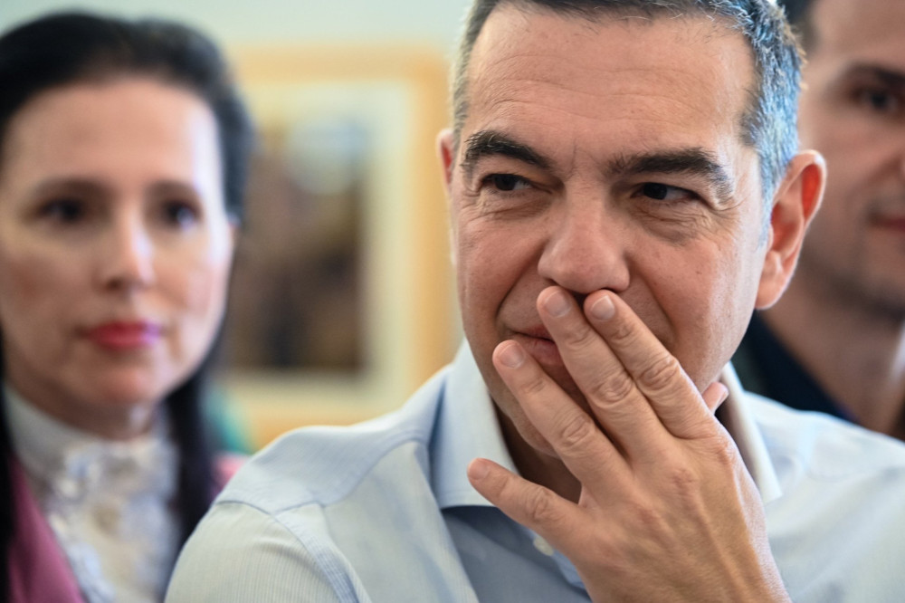 Ο Τσίπρας τα βάζει πάλι με τις δημοσκοπήσεις και ψάχνει αντίδοτο στην πτώση