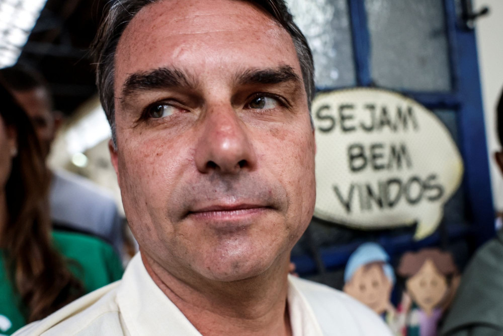 Βραζιλία: ο Φλάβιο Μπολσονάρου βλέπει απομόνωση Λούλα