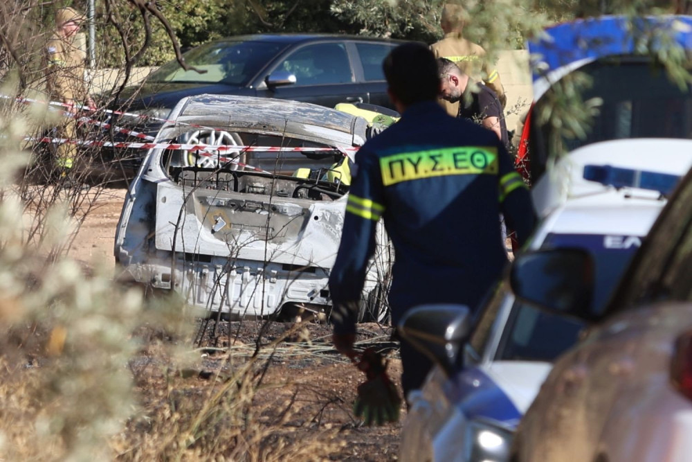 Χαλκίδα: αυτοκίνητο έπεσε σε στάση λεωφορείου και πήρε φωτιά, δύο τραυματίες