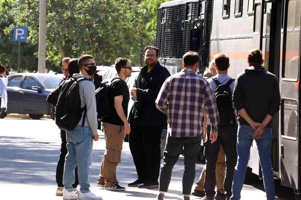 Ποινική δίωξη για πέντε κακουργήματα στον Φίλιππο Καμπούρη και τη σύζυγό του για τις απάτες στον ΕΦΚΑ