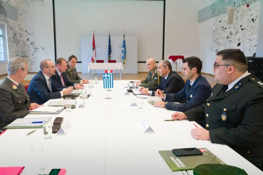 Ύψιστη τιμή για την Ελλάδα και το ΥΠΕΘΑ - Παρασημοφόρηση του Κωνσταντίνου Μπαλωμένου από τον Πρόεδρο της Αυστρίας