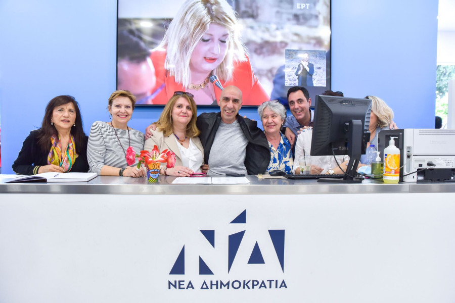 Εκλογές 2023 - Μήνυμα νίκης από τις ΟΝΝΕΔίτισσες και τους ΟΝΝΕΔίτες στο Σύνταγμα